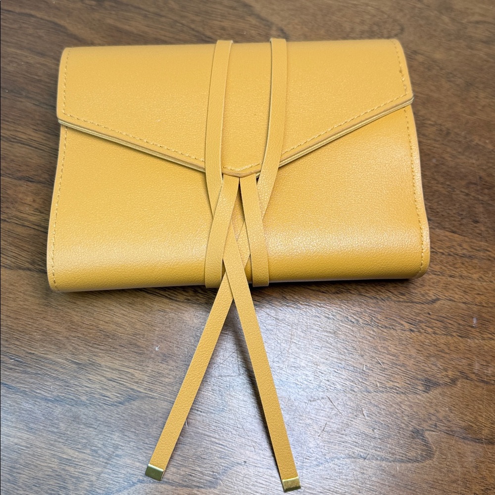 Class Ladder & Go Elegant Yellow Leather Tech Cord Brush Case Organizer